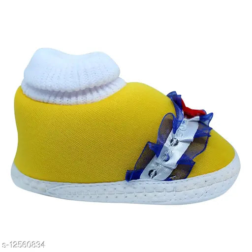 Yellow textile baby booties/socks for 0-12 months (Mynekids Flower), slip-on design with PVC sole