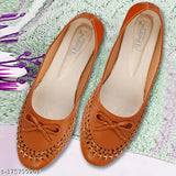 Synthetic leather ladies' slip-on ballerinas, solid design in sizes IND-4, IND-7, IND-8. Made in India