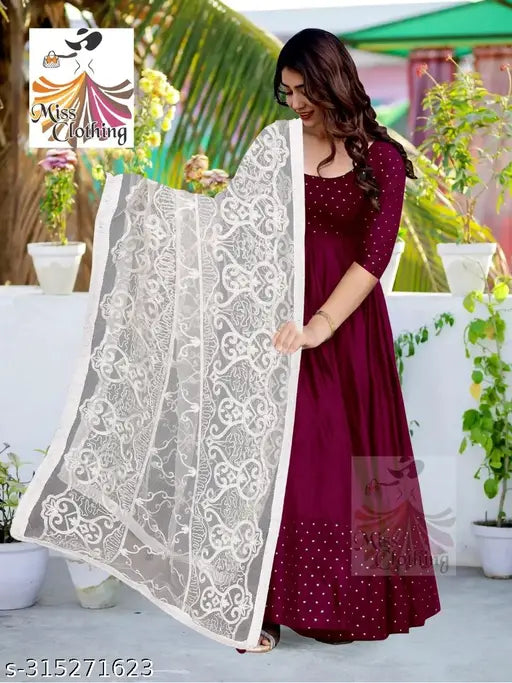 Rayon kurti with net dupatta set, solid pattern, three-quarter sleeves, comfortable Indian ethnic wear