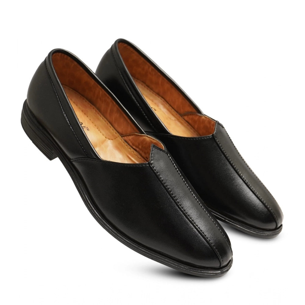 Black faux leather casual slip-ons for men, solid pattern on Nagra Juttis shoes