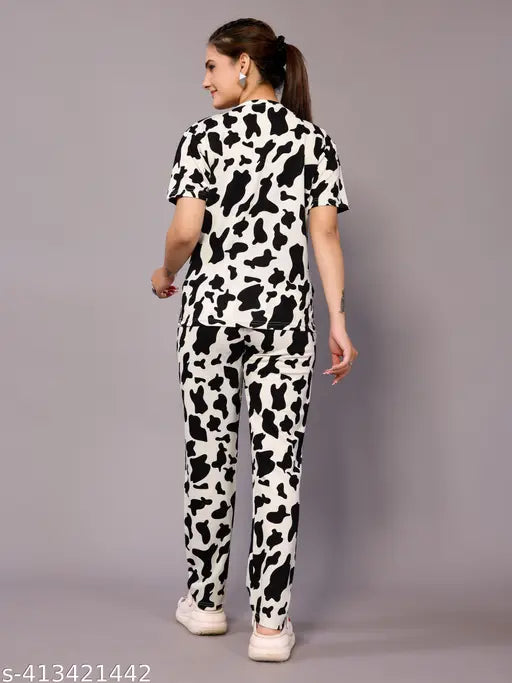 Printed net polycotton nightsuit set for women, short-sleeved shirt and pyjama bottoms in multiple sizes (S-XL), originates from India