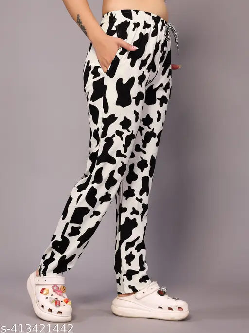 Printed polycotton nightsuit set for women, short-sleeved Inaaya Adorable top and bottom on display