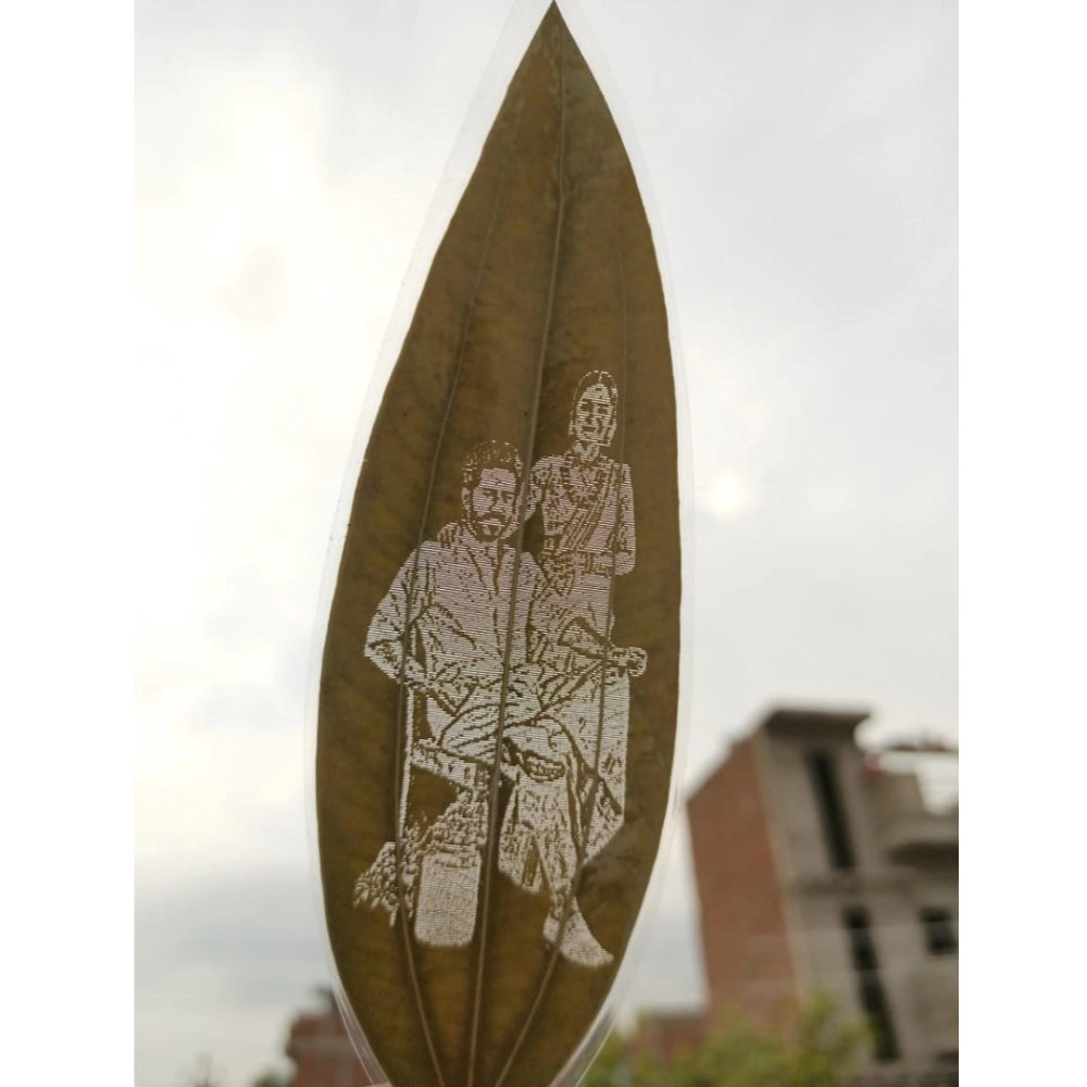 Custom engraved leaf art - Personalized portrait on natural leaf, traditional Indian couple theme, unique gift idea for nature & art lovers
