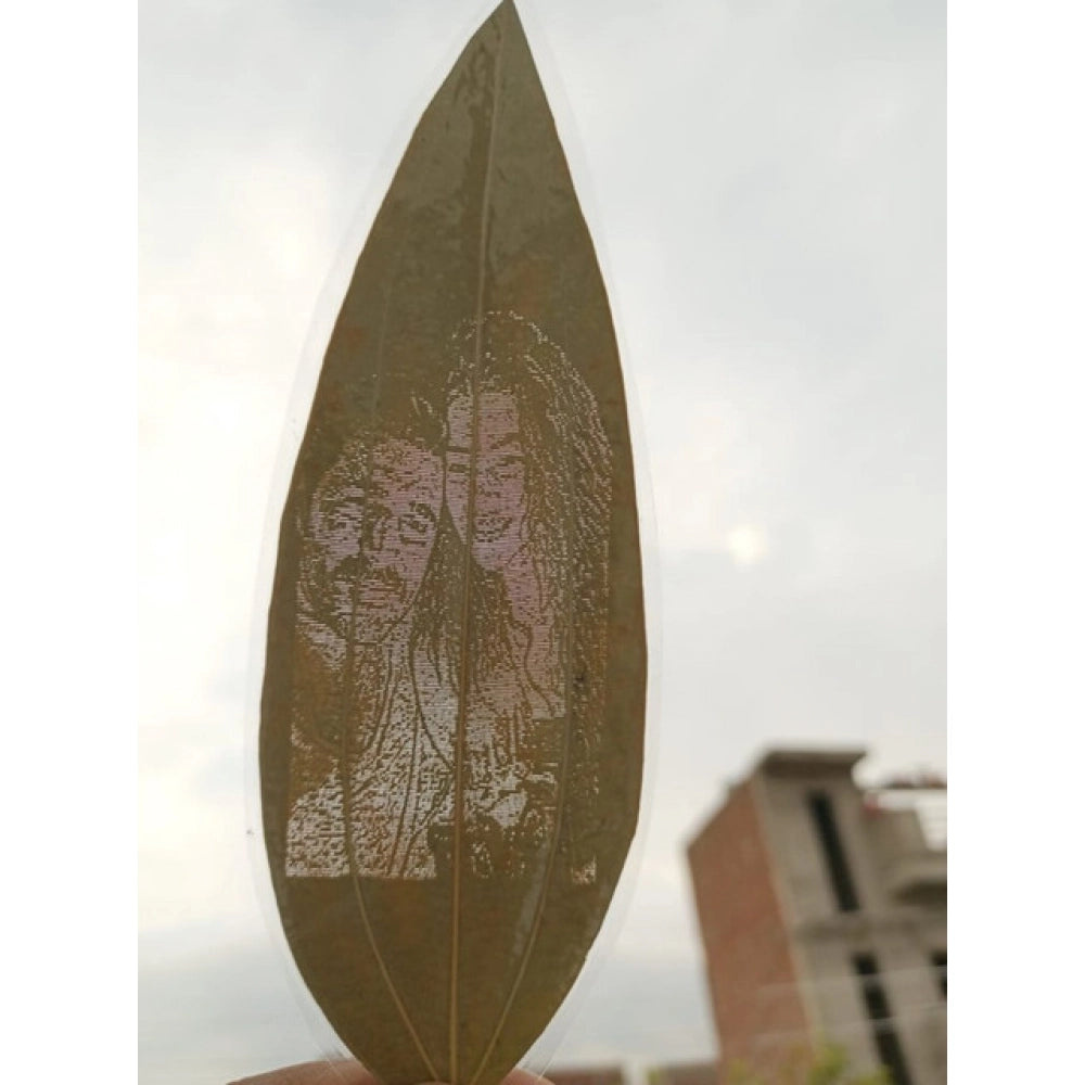 Custom Couple Portrait Engraved on Natural Leaf - Personalized Romantic Artwork for Gifts, captures intricate details and expressions in lifelike leaf art