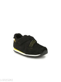 Black leather TUSKEY boys sneakers on a shoe rack, Velcro fastening detail, solid net pattern, suitable for 4.5-5 years