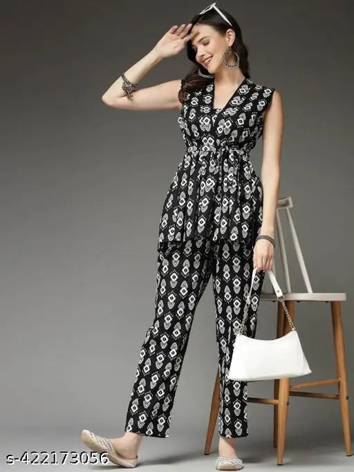 Sleeveless cotton kurta with palazzos, printed net design. Single set for women in sizes XS-XXL, Indian origin