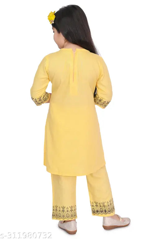 Cotton girls kurta & pyjama set in vibrant print, traditional Indian ethnic wear for casual occasions (Pack of 1)