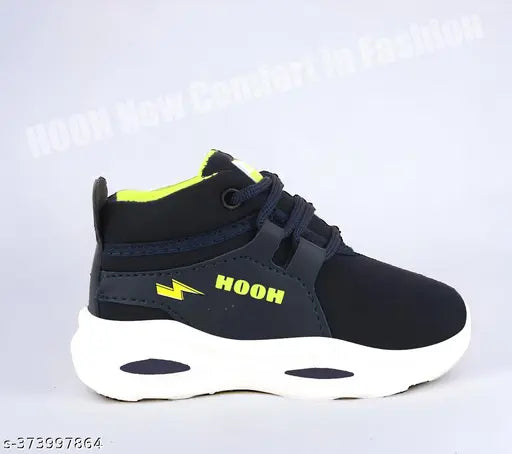 Parrot-green canvas and rubber boys' shoes with lace-up fastening. Ideal for breathable, durable, waterproof winter shoes for kids aged 12 months to 10 years. Made in India