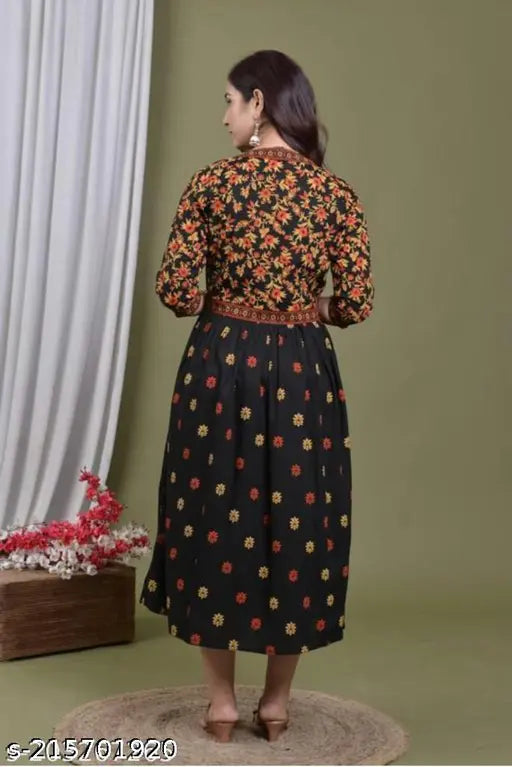 Rayon three-quarter sleeve middy kurti with printed combo, vibrant Indian fashion on mannequin