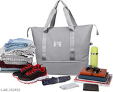 Grey foldable handbag, lightweight waterproof travel duffel bag for yoga and sports. Durable polyester material with one compartment and two pockets. Large capacity, easy to carry, expandable dimensions: 40 x 22 x 45cm (normal: 30cm). Perfect for short trips. Made in India