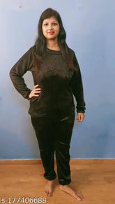 Woolen women's nightsuit for winter, solid color, warm and cozy pyjamas in long sleeves, made in India