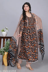 White rayon three-quarter sleeve lace blouse with printed pattern, fashionable women's clothing