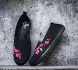 Women's black canvas ballerinas, solid design, closed-back sandals, made in India