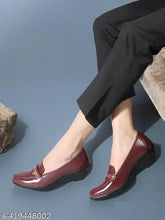 Synthetic leather, colorblocked women's slip-on bellies/ballerinas with buckle closure. Comfortable, trendy footwear for winter sessions, ideal for various occasions