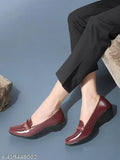 Synthetic leather, colorblocked women's slip-on bellies/ballerinas with buckle closure. Comfortable, trendy footwear for winter sessions, ideal for various occasions