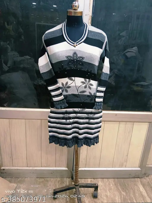 Stretchable wool VSHAPE kurti, printed combo, free size (bust 18in, length 36in), Indian-made fashion garment