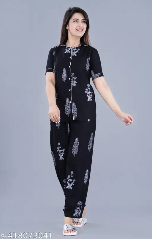 Printed rayon pyjama set, C7NSBlack style with short sleeves and varied sizes available