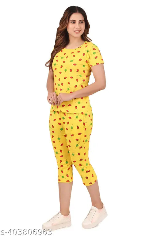 Cotton blend capri set in vibrant print, perfect for lazy mornings at home. Women's top with short sleeves and round neck, elasticated waistband with drawstring closure. Made in India