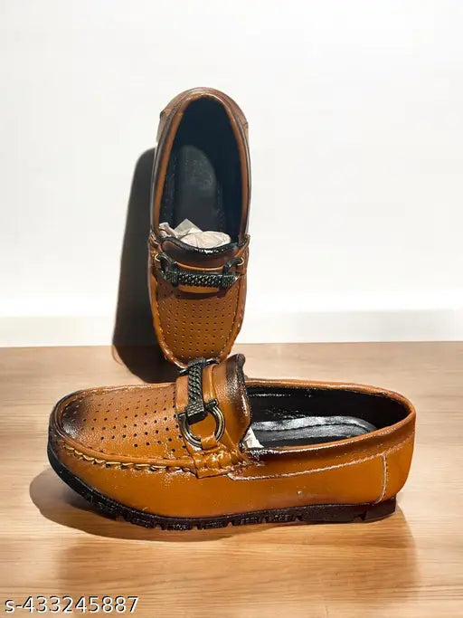 Synthetic loafers for boys, lightweight, comfortable, buckle fastening, trendy design - India
