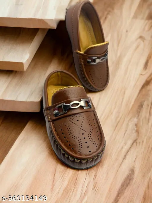 Synthetic leather loafers for kids, lightweight and comfortable, ideal for boys in sizes 3-6M, 9-12M, 12-18M. Made in India