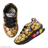 Black and yellow Bunnies Shiny9 walking shoes for kids, featuring lace-up fastening and mesh sole. Ideal for active play outdoors