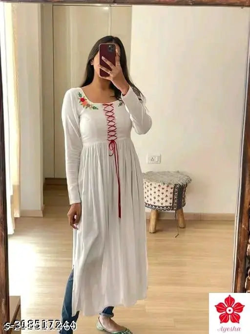 Embroidered rayon 'Dori Nayera' kut with three-quarter sleeves, white, Indian origin