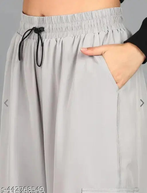 Gery black oversized cargo pants, wide pantalones for women's hippie streetwear. Polyester, pack of 2 with large pockets