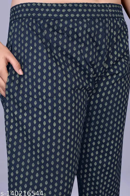 100% cotton nightsuit with printed pattern, perfect for relaxation and comfort in sleepwear. Comfortable elastic waist and drawstring, soft and cozy bio-washed fabric. Ideal as a gift for women, made in India