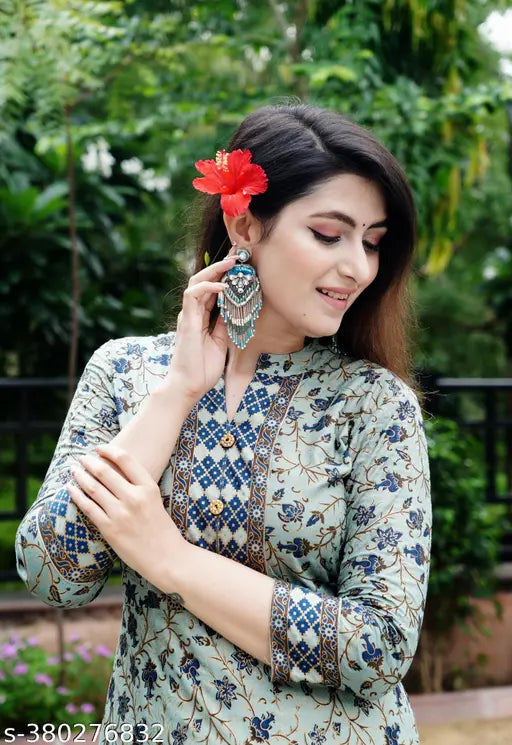 Women's rayon printed ankle-length Anarkali kurta, three-quarter sleeves and trendy pattern, festive wear on mannequin