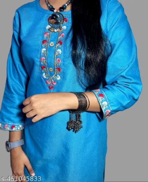 Woolen kurti in winter colors, three-quarter sleeves, embroidered neck and sleeves. Women's and girls' sizes available. Handcrafted Indian winter fashion