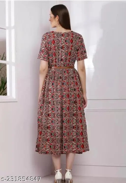 Short-sleeved printed crepe frock, stylish and inclusive with free belt. Indian-made fashion dress