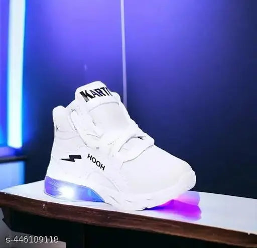 White mesh and rubber lightweight outdoor sports shoes for kids, ideal for boys aged 18 months to 5 years. Lace-up fastening