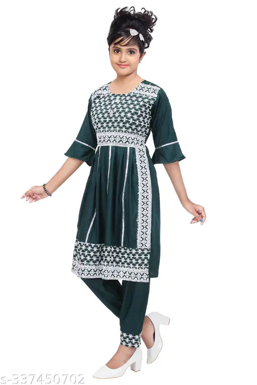 Green chiffon girls casual kurta and pyjama set, pack of 1. Stylish floral print with embellished sleeves and knee-length top. Ideal for any occasion