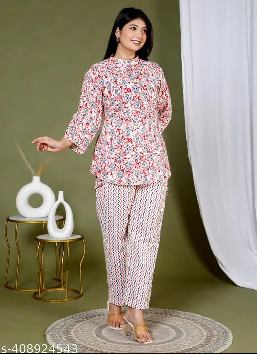 Stylish adorable cotton nightsuits with short sleeves, printed pattern on display, size L (India)
