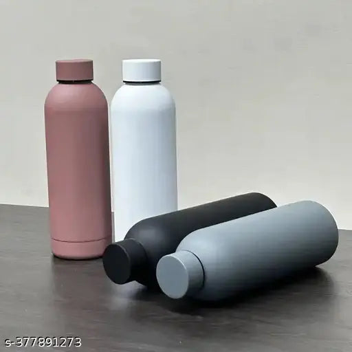 Matte black stainless steel double-walled vacuum sports bottle. Holds 500ml, keeps beverages hot or cold for 6-12 hours