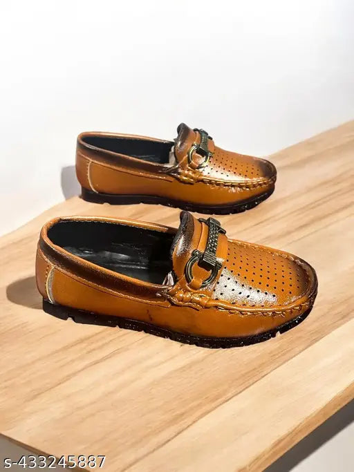 Synthetic, lightweight loafers for boys - comfortable, buckle-fastened shoes in solid color, ideal for play and fashion