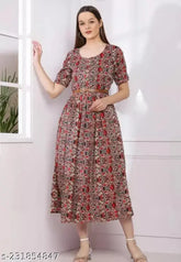 Short-sleeved printed crepe frock with free belt, stylish women's fashion from India