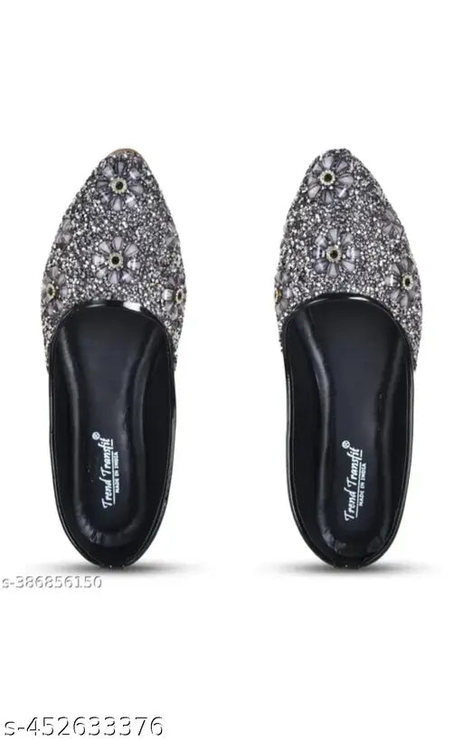 Textured patent leather Ishan juttis, closed back design in various sizes from IND-4 to IND-9, handcrafted in India