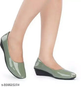 Synthetic leather women's green ballerinas with zip fastening, ideal for sizes IND-3 to IND-9, made in India