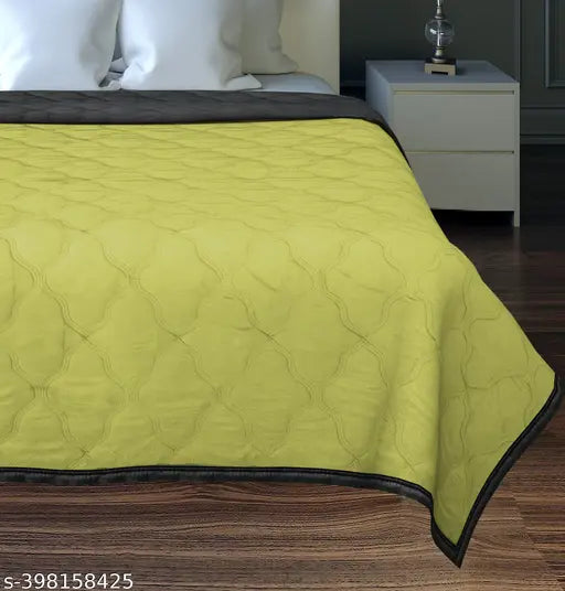 White & grey microfiber reversible AC comforter, ideal for double/king size (90x100inch) beds