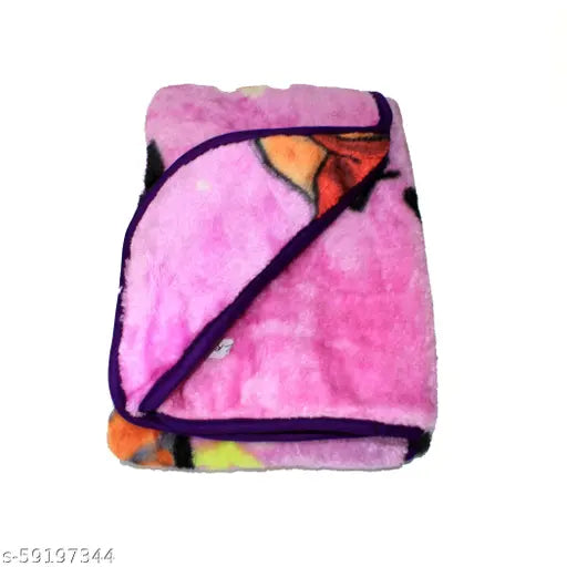 Polyester animal print baby blanket, ideal for mild winter. Soft and cozy, perfect for a newborn." (113 characters)