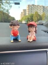Small resin heart couple car decor for dashboards, suitable for home and office décor. Indian-made gift item with easy attachment options