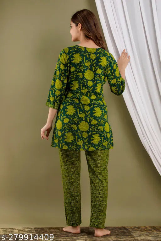 Green cotton night suit with three-quarter sleeves, printed pattern, Indian origin