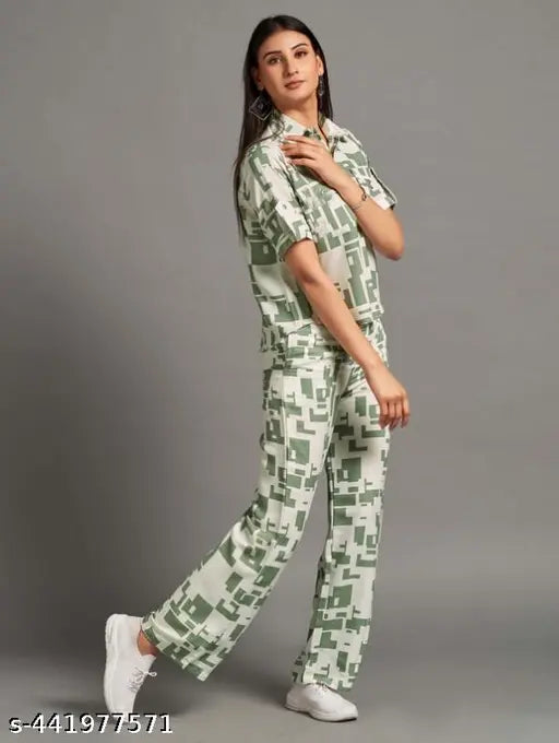 Polyester women's top & bottom set with short sleeves, trendy fashionista style for sizes S-XXL. Indian-made outfits for ladies on clothing rack