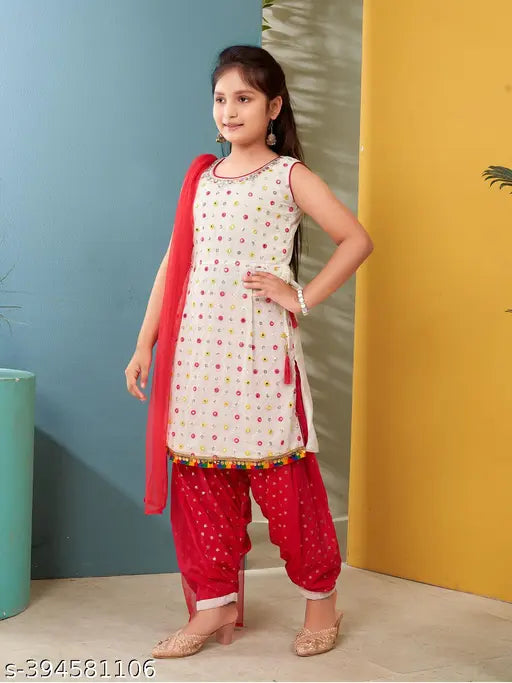 Aarika Girls Ethnic Motif Kurta Set in white Georgette with embroidered thread mirror and lace border, suitable for 4-5 years old (top length 23in, bottom length 22in)