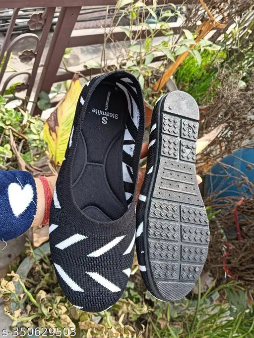 Mesh white and black bellies with closed back, stylish and comfortable ballerina flats for women