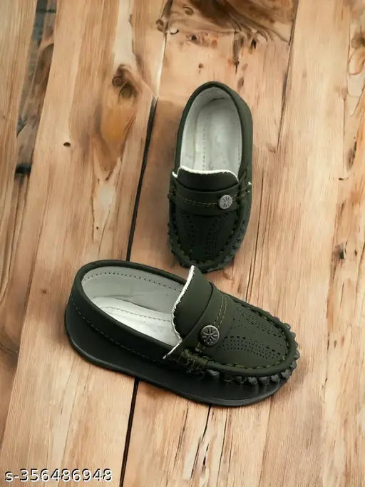 Synthetic leather loafer for boys aged 3 to 12 months, slip-on with TPU detail and soft lightweight design. Ideal for fashionable Indian-made infant footwear
