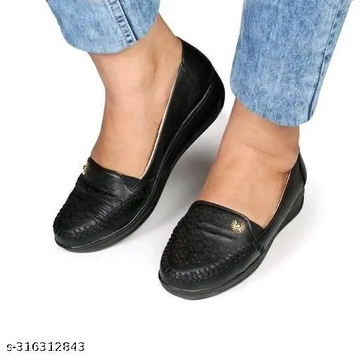 Synthetic black boat shoes with backstrap detail, ideal for men's casual wear
