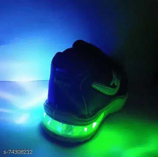 Synthetic leather light shoes for kids with phylon sole, ideal for badminton. Comfortable and durable boys' shoe in various sizes from 12-12 years