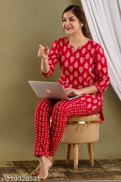 Red printed cotton pyjamas with three-quarter sleeves - Indian women's nightwear